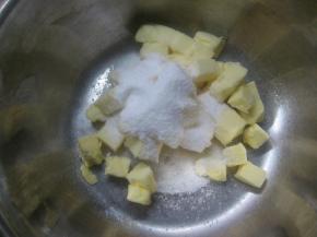 7. 馅料炒完后，开始作凤梨酥外皮。黄油软化后加入糖粉，用电动打蛋器打至黄油体积变大，再将蛋液分次少量加入打发的黄油，将黄油打至呈羽毛状；