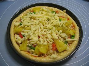 撒上剩余的芝士，饼边缘刷上全蛋液