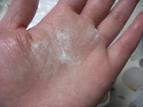 10. 手中沾少许高粉（没用高粉的话就用普通面粉吧）