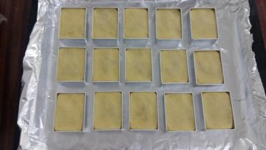 14. 烤箱预热175度，把烤盘连同模具放入烤箱中层，烤20分钟，见到表面金黄即可取出。放凉后脱模。放入保鲜盒中，密封保存四小时后再食用。冷藏后的味道更好。