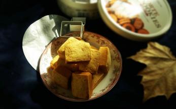 15. 凤梨酥放入保鲜盒中，密封保存四小时后再食用。冷藏后的味道更好。