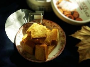 15. 凤梨酥放入保鲜盒中，密封保存四小时后再食用。冷藏后的味道更好。