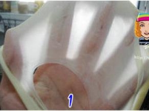 吐司材料（除黄油外）混合（先将高粉+糖+盐+奶粉+蛋液+牛奶混合均匀后，再将酵母放入揉匀），在面团上罩保鲜膜放冰箱冷藏15分钟后取出。揉至面团能抻出有锯齿的厚膜，加入软化的黄油，继续揉摔面团至完成阶段（能拉出透明、坚韧有弹性的薄膜，抻开的面团洞口光滑无锯齿。）