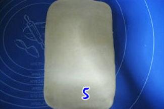 轻拉面团四角，整成长方形