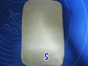 轻拉面团四角，整成长方形