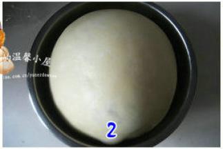揉好的面团放容器中，罩上保鲜膜，放温暖处发酵至2.5倍大（在面团上戳个洞，洞口不立即回缩不塌陷即可）；我为了在阳光下拍面包，特意晚上揉了面团，放冰箱冷藏发酵一晚，第二天取出回温一小时继续下面的步骤。