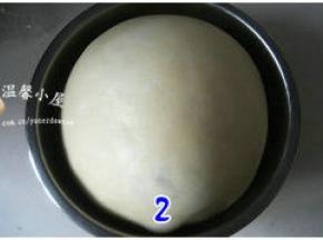 揉好的面团放容器中，罩上保鲜膜，放温暖处发酵至2.5倍大（在面团上戳个洞，洞口不立即回缩不塌陷即可）；我为了在阳光下拍面包，特意晚上揉了面团，放冰箱冷藏发酵一晚，第二天取出回温一小时继续下面的步骤。