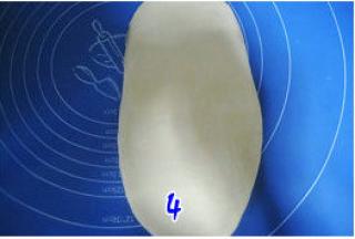 取松驰好的面团擀成椭圆形