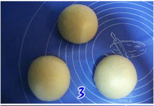 发酵好的面团排气，分割三等份，分别滚圆。罩上保鲜膜松驰15分钟；