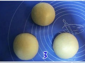 发酵好的面团排气，分割三等份，分别滚圆。罩上保鲜膜松驰15分钟；