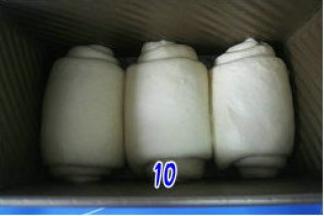 卷好的面团放入吐司模中，罩上保鲜膜放温暖处发酵；