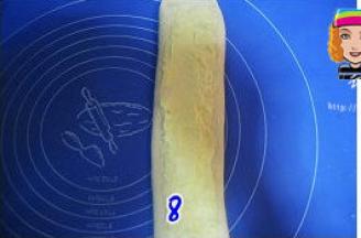 翻面后抹上奶酪馅；