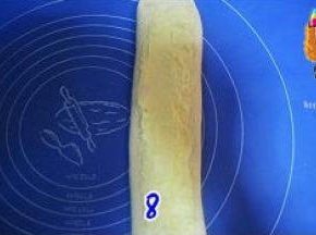 翻面后抹上奶酪馅；