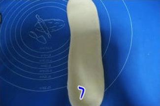 松驰好面团，压扁，擀长。