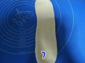 松驰好面团，压扁，擀长。