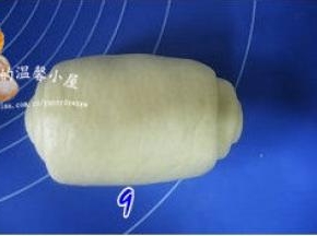 由下至上卷起，捏紧收口；