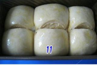 面团发酵至八满时，用剪刀在面团中间剪开（尽力剪的深些，这样烤出的裂纹才好看），表面刷全蛋液；烤箱180度预热；