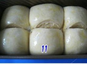 面团发酵至八满时，用剪刀在面团中间剪开（尽力剪的深些，这样烤出的裂纹才好看），表面刷全蛋液；烤箱180度预热；