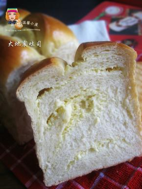 奶油奶酪隔热水软化，加糖，用手动打蛋器打至糖融化，奶酪顺滑无颗粒。罩上保鲜膜放旁边备用。