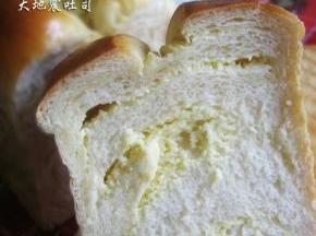 奶油奶酪隔热水软化，加糖，用手动打蛋器打至糖融化，奶酪顺滑无颗粒。罩上保鲜膜放旁边备用。