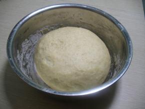 将主料中除黄油以外，其它全部加入到面包机内桶里，启动面包机开始和面至光滑面团，把黄油放入面团里，揉成较光滑的面团，面发至原面团的二倍大