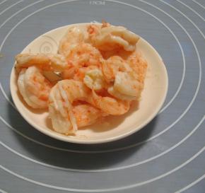 鲜虾挑去虾线，去头尾皮，用水煮熟