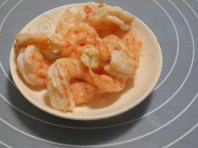 鲜虾挑去虾线，去头尾皮，用水煮熟