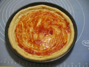 在饼皮上抹上番茄酱