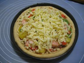 撒上剩余的芝士饼边缘刷上全蛋液