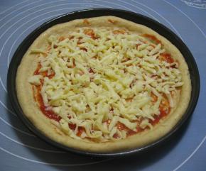 再撒上2/3切成细条的马苏里拉芝士