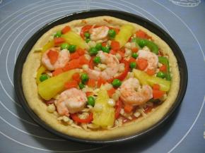 撒上青豆粒，玉米粒，胡萝卜粒撒上披萨草和罗勒叶