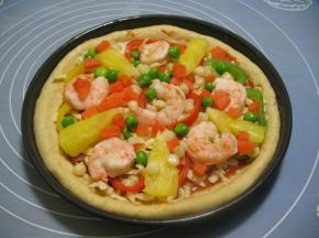 撒上青豆粒，玉米粒，胡萝卜粒撒上披萨草和罗勒叶