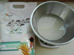 水加酵母，糖融化