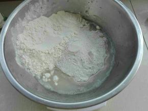 放入面粉，褐麦粉