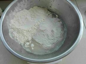 放入面粉，褐麦粉