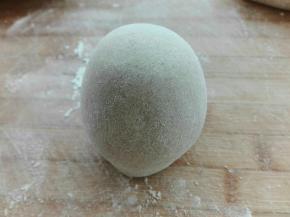 分成自己需要大小的馒头剂子，揉圆整形