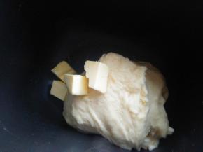 启动“和面”程序，15分钟后加入软化的黄油；