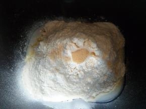 除黄油外所有材料放入面包桶；