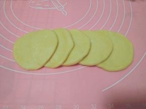 取5个小面团逐一擀成圆形，错位排开；
