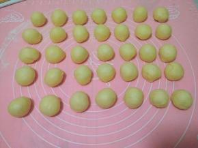 发酵好的面团取出按压排气，分成35份，滚圆，盖保鲜膜松驰15分钟；