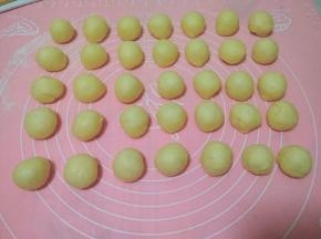 发酵好的面团取出按压排气，分成35份，滚圆，盖保鲜膜松驰15分钟；