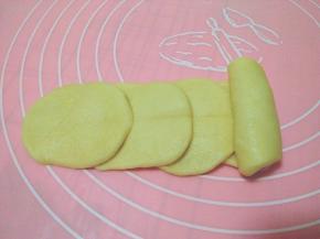 用筷子在中间压一下，自右向左卷起来；