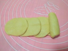 用筷子在中间压一下，自右向左卷起来；