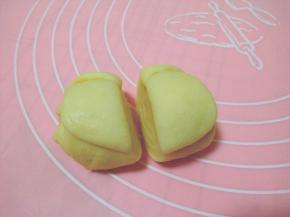 用刮板从中间切开；