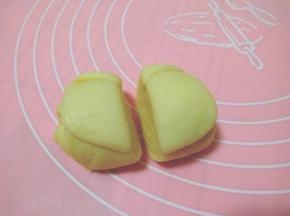 用刮板从中间切开；