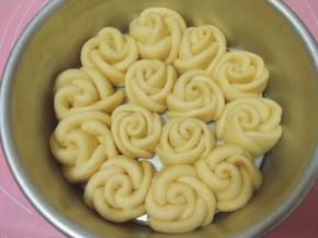 逐一做好所有的形状依次摆放在模具中；