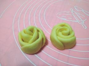 分开的两朵玫瑰花略微调整一下形状并放入模具中；