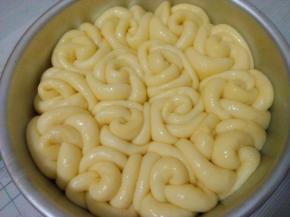 放入烤箱（内放碗热水）发酵至两倍大，表面刷层鸡蛋液；