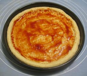 在饼皮上抹上番茄酱