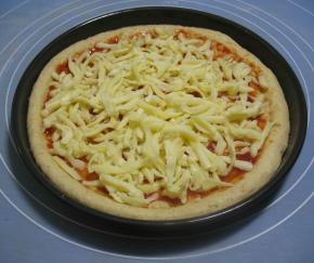 再撒上2/3切成细条的马苏里拉芝士